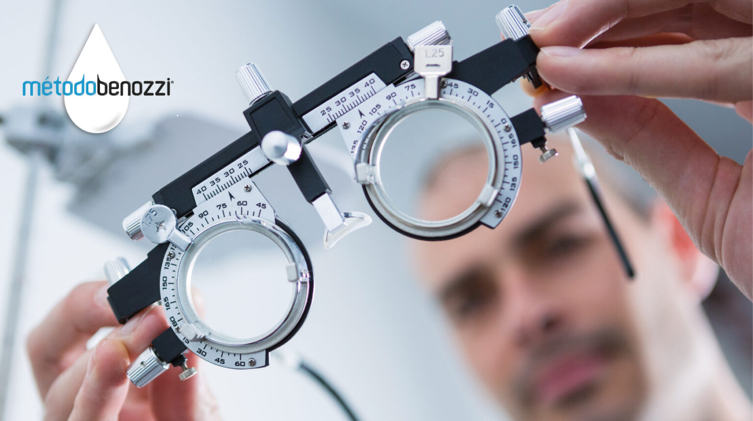 Adjusting an ophthalmic trial frame